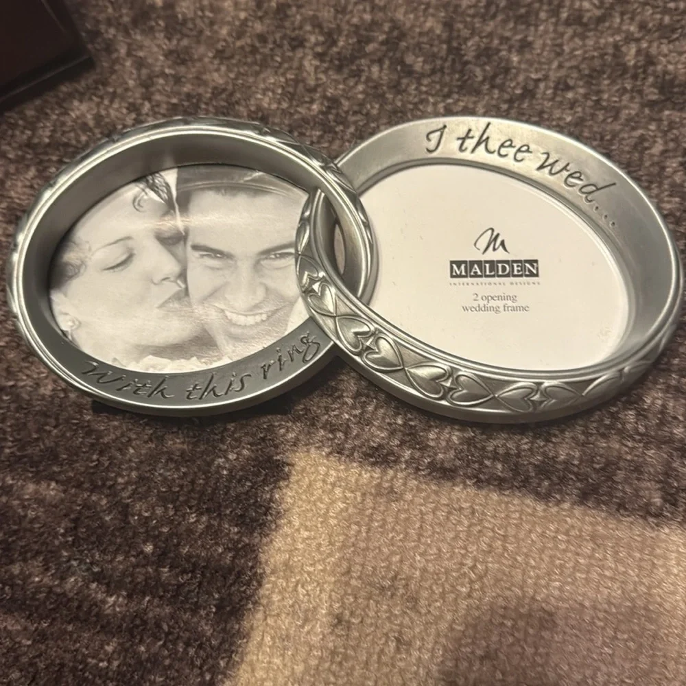 Set of  two Wedding photo albums and frame all new in boxes - Picture 2 of 10